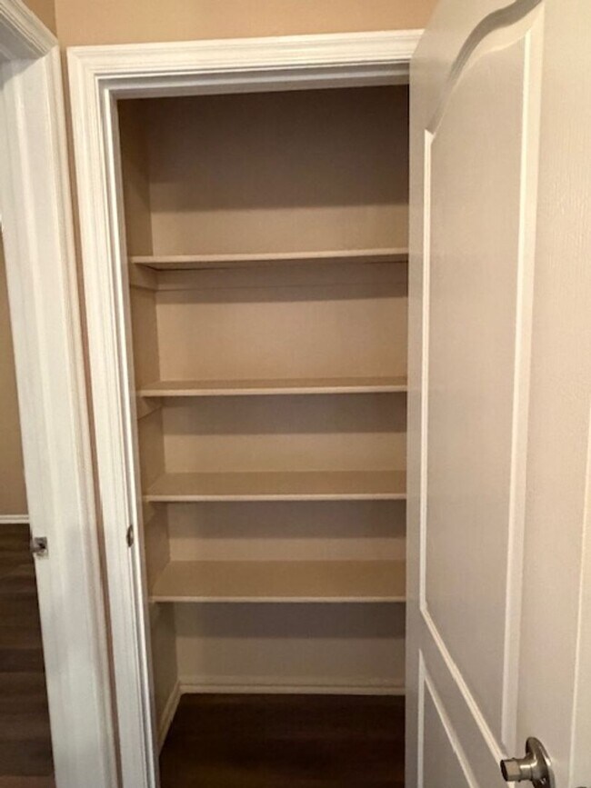 Foto del edificio - Updated Duplex - Mustang Schools - Open Floorplan - Gated Community