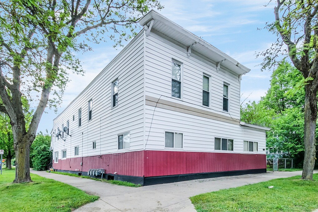 Primary Photo - 1501 Broadway Ave NW
