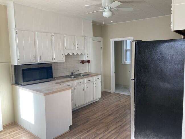 Foto de la cocina 1 - 2089 Fairview Ave