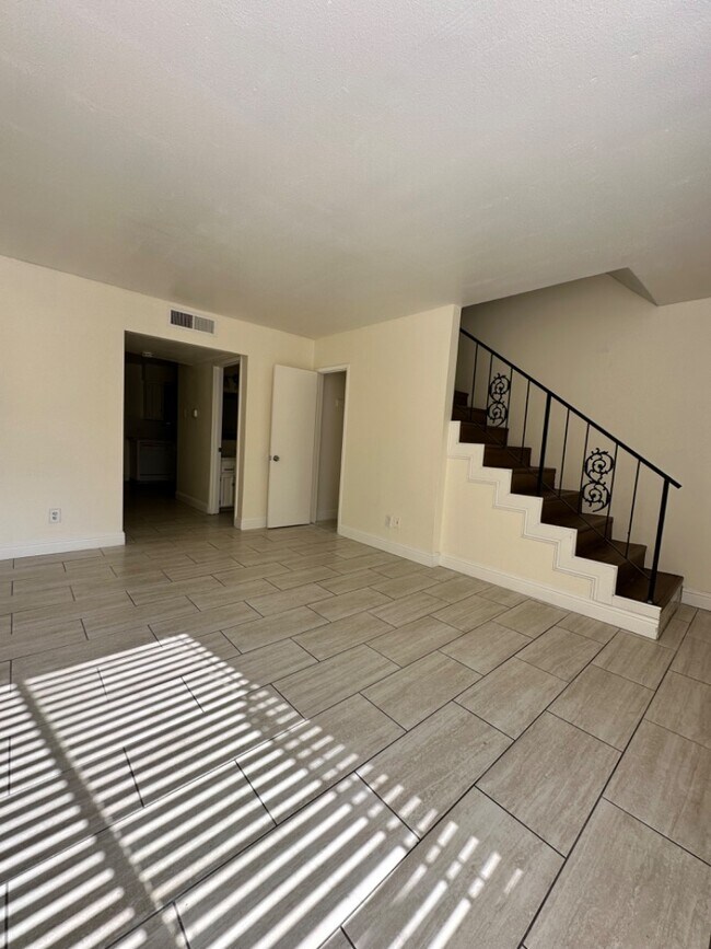 Building Photo - 3318 E Sierra Madre Ave