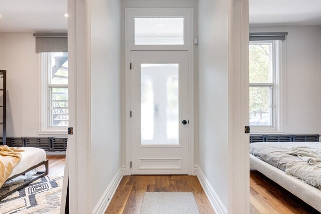 Building Photo - 5585 Rue Clark