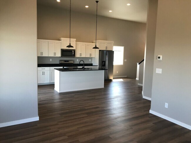 Building Photo - 4 Bedroom House For Rent