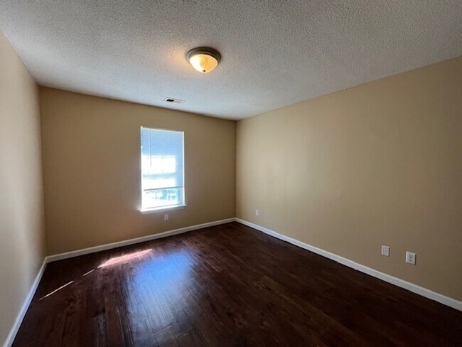 Foto del edificio - Renovated 3 Bedroom 2 Bath Home for Rent!! Coming Available Mid August!