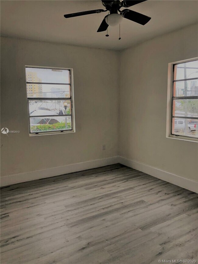 Building Photo - 420 NW S River Dr