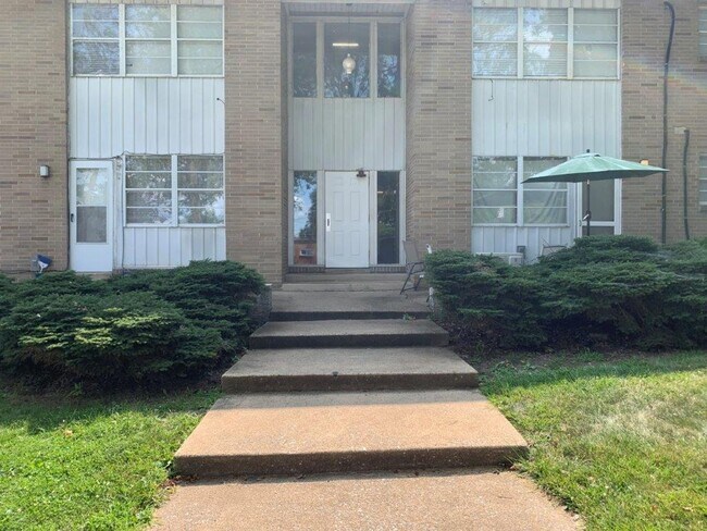 Building Photo - Welcome to our charming 2-bedroom, 1-bathr...