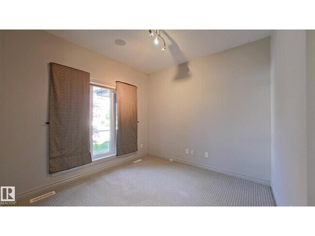 Building Photo - 6162 Maynard Crescent NW