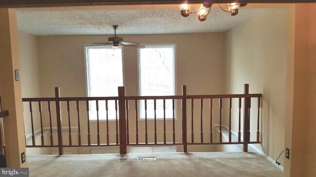 Building Photo - 8052 Grandview Ct