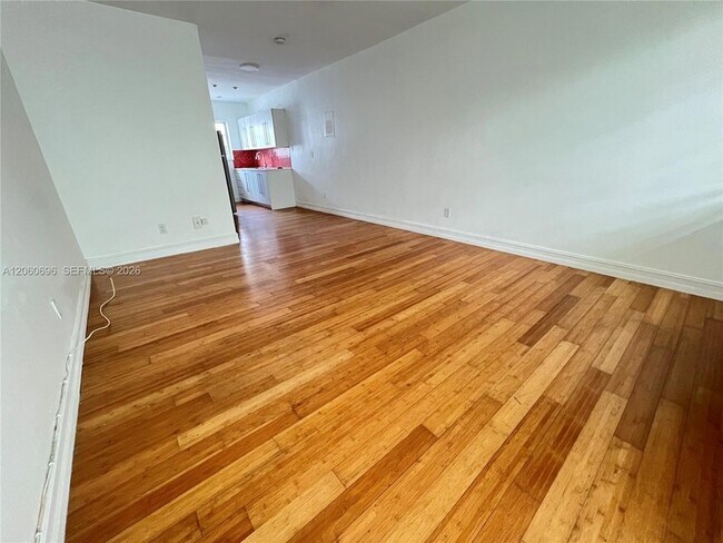 Foto del edificio - 7315 Byron Ave