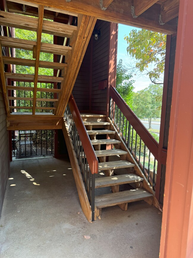 Building Photo - 2815 Lee Oaks Ct