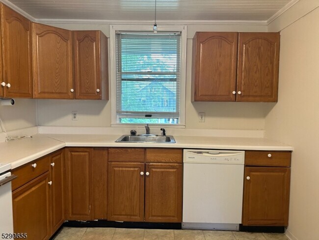 Building Photo - 752 Valley Rd