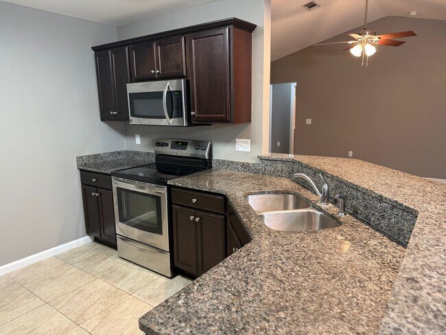 Building Photo - Charming home close to Turkey Creek, No HO...
