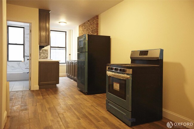 Building Photo - 300 E 78th St
