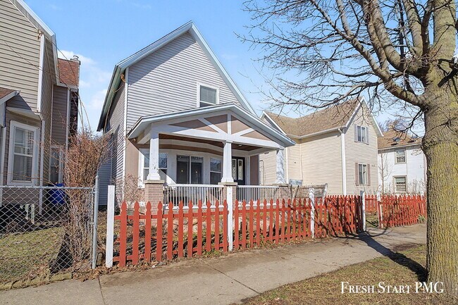 Foto del edificio - Spacious 5-Bed Home with 2.5 Baths