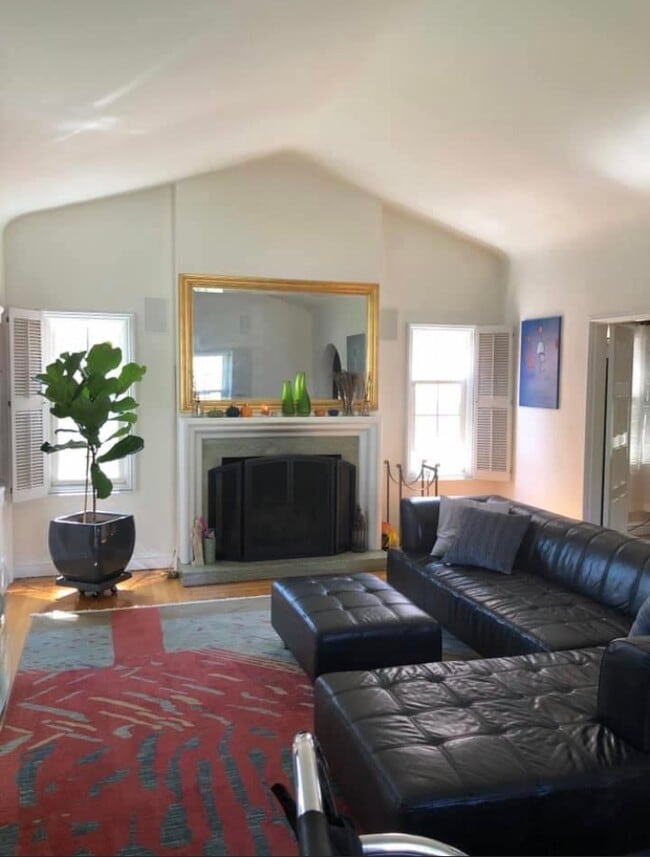 Building Photo - 350 San Benito Way