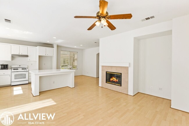 Bright & Spacious 3-Bedroom 2.5 Bath Home in Gated Oak Creek Community - Bright & Spacious 3-Bedroom 2.5 Bath Home in Gated Oak Creek Community