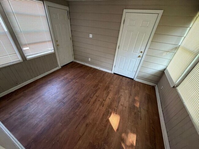Foto del edificio - Spacious 4-Bedroom Home with Garage & Breezeway
