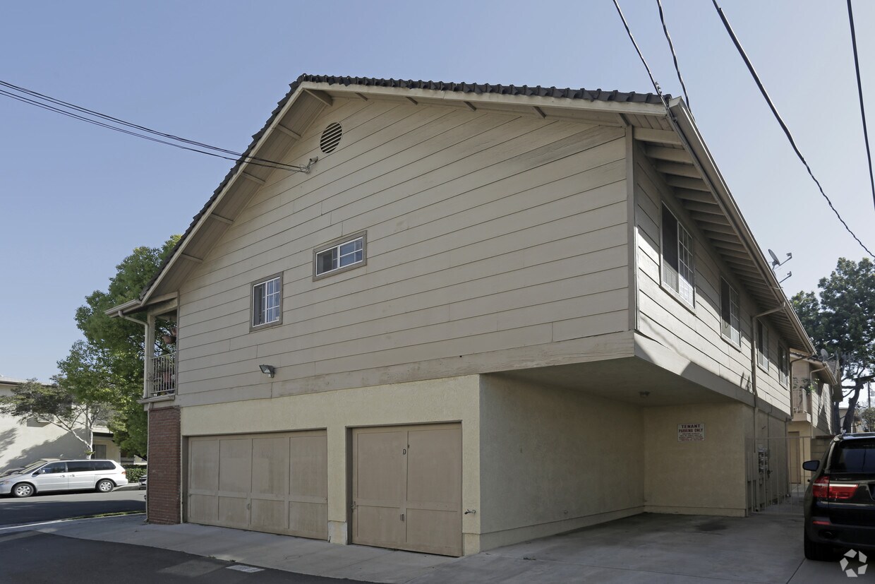 Foto del edificio - 6303-6305 Comstock Ave