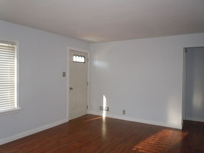 Photo - Cute Two Bedroom Cottage with Garage! House