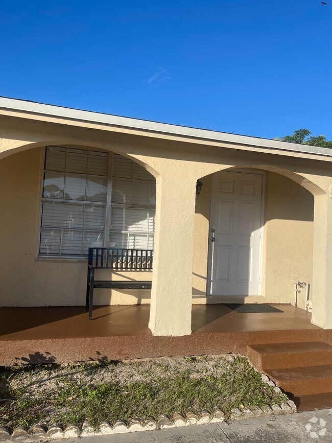 Building Photo - 978 Sumter Rd W