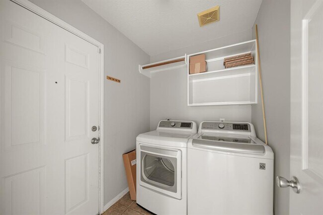 Building Photo - 1242 Hunter Wood Dr