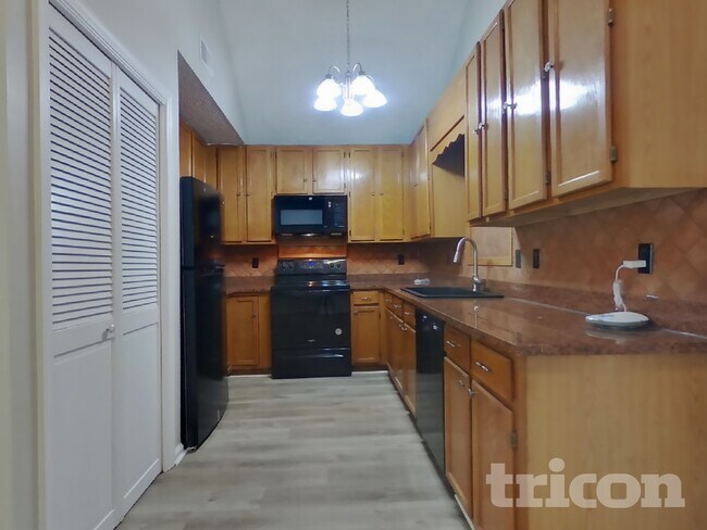 Foto del edificio - 623 Lockhart Ct NE