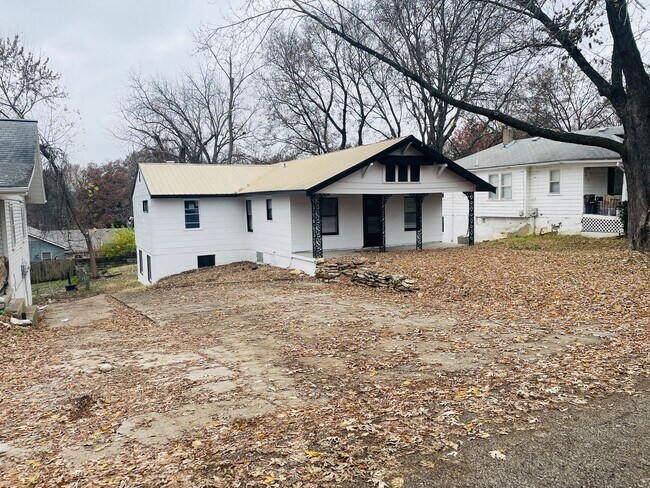 Building Photo - Stunning 5 Bedroom Single-Family