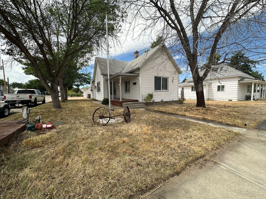 Foto principal - 2bed, 1bath 1,186sq.ft. home with large de...