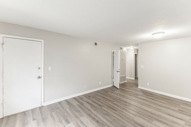 Building Photo - Sandlin Villas Apartments