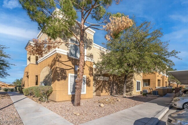 Foto del edificio - 8070 W Russell Rd