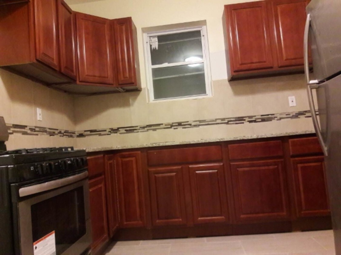 Foto principal - 228 E 87th St