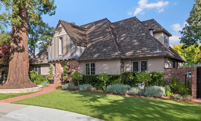 Foto del edificio - Exquisite English Tudor Estate on Private ...