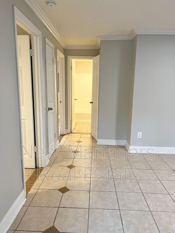 Building Photo - 1217 Pineview St