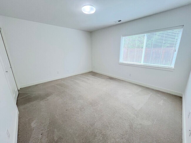 Building Photo - Spacious 4-Bedroom/3.5-Bathroom Townhome i...