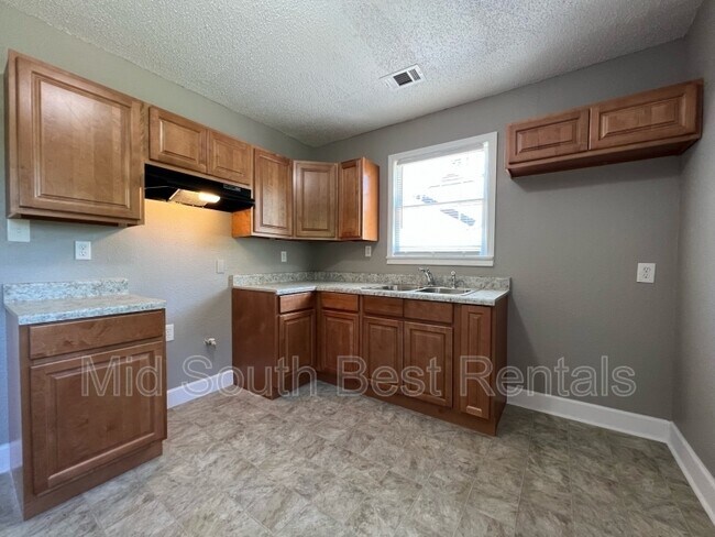 Building Photo - 1053 Ramona St