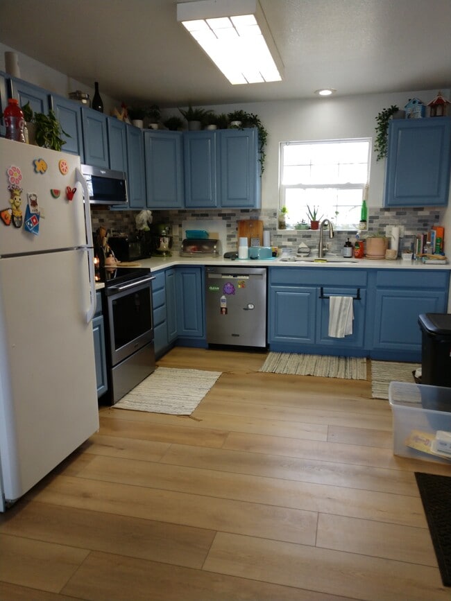 104 W Chestnut St