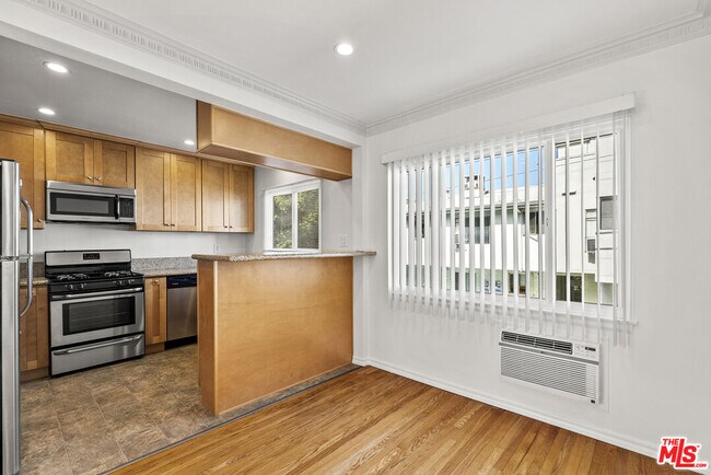 Foto del edificio - 1235 N Harper Ave