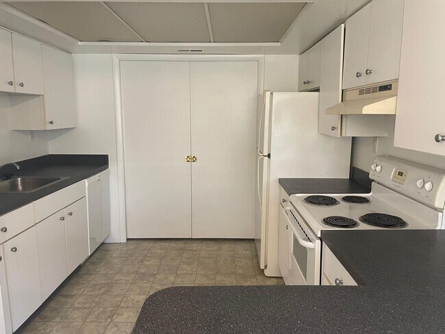 Foto del edificio - Freshly Painted condo centrally located in...