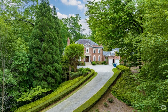 Large homes with well-manicured gardens are found throughout Tuxedo Park.