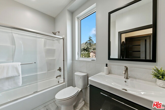 Foto del edificio - 15106 Roxford St