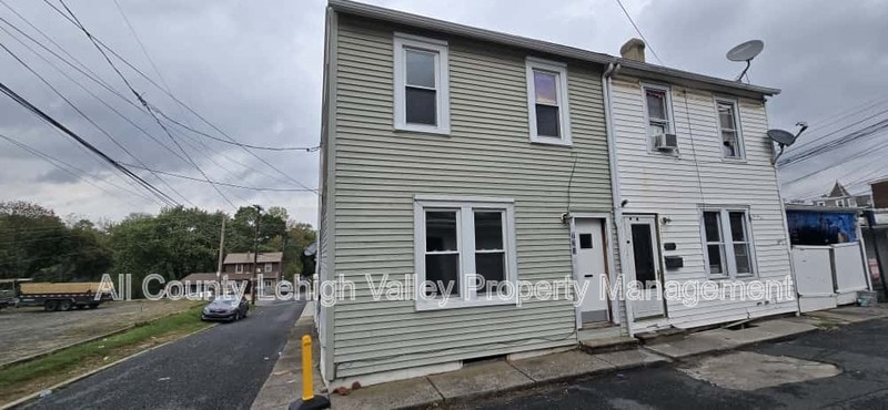 Primary Photo - 733 Clay St