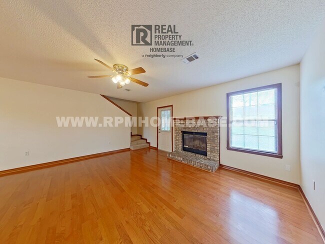 Foto del edificio - Charming 4-Bedroom Home with Spacious Yard...