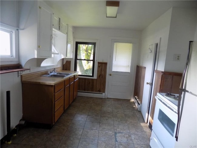 Building Photo - 121 Riverview Dr