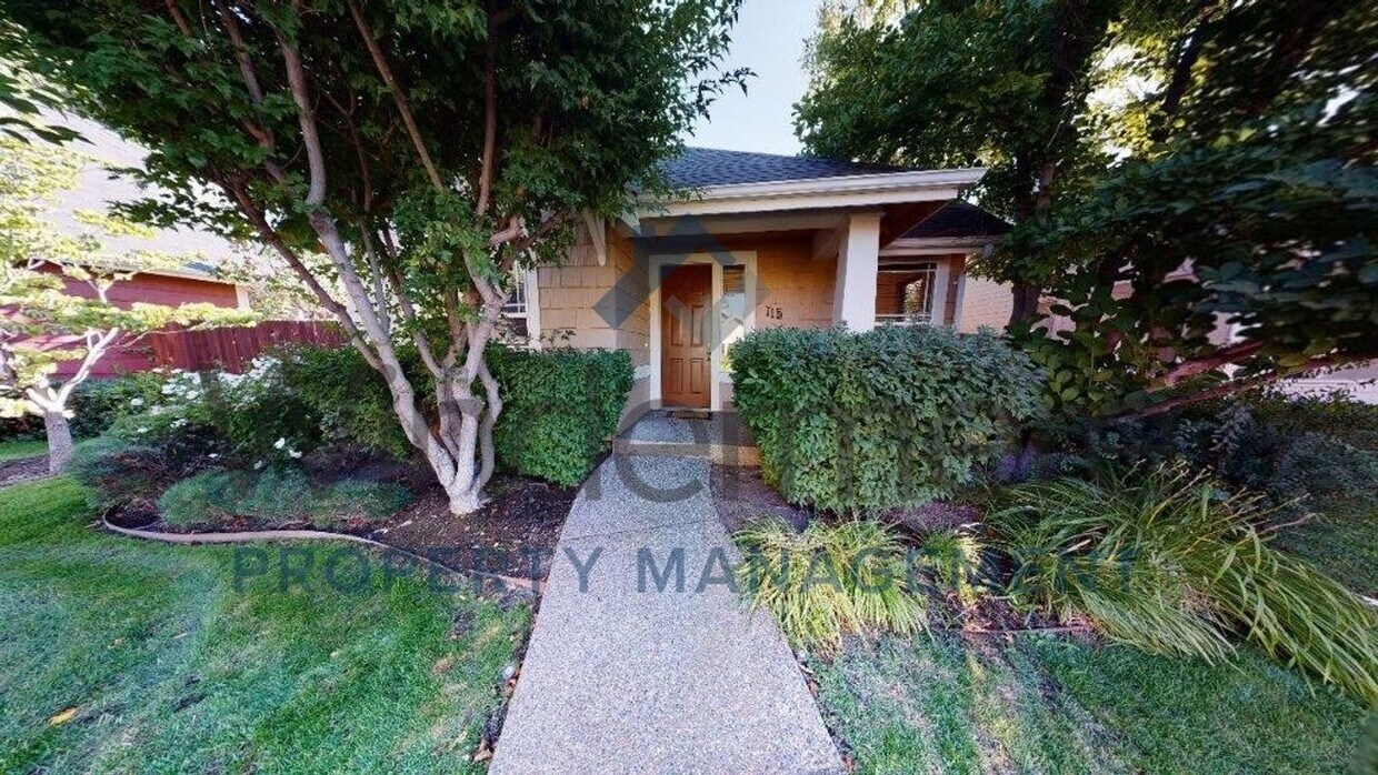 Primary Photo - 715 Creekside *Located in the Villages of ...