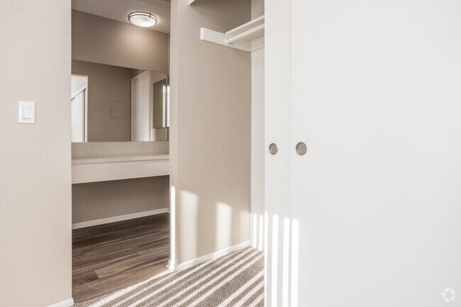 1BR, 1BA - 650 SF - 127 W Cypress St