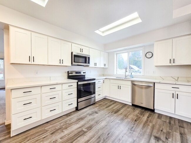 Building Photo - Modern 3BD 2BA Rambler