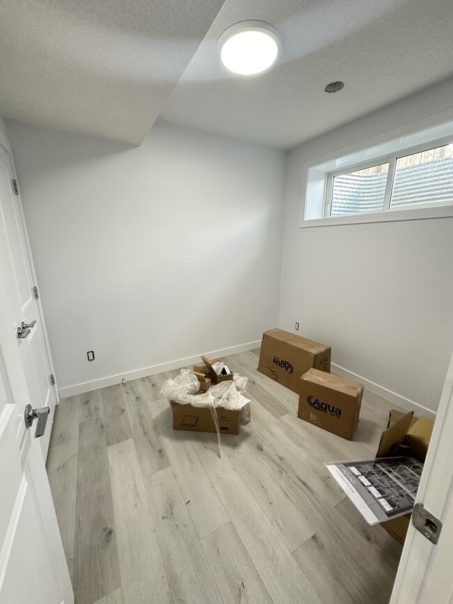 Photo du bâtiment - 1460-1422 22 St NW