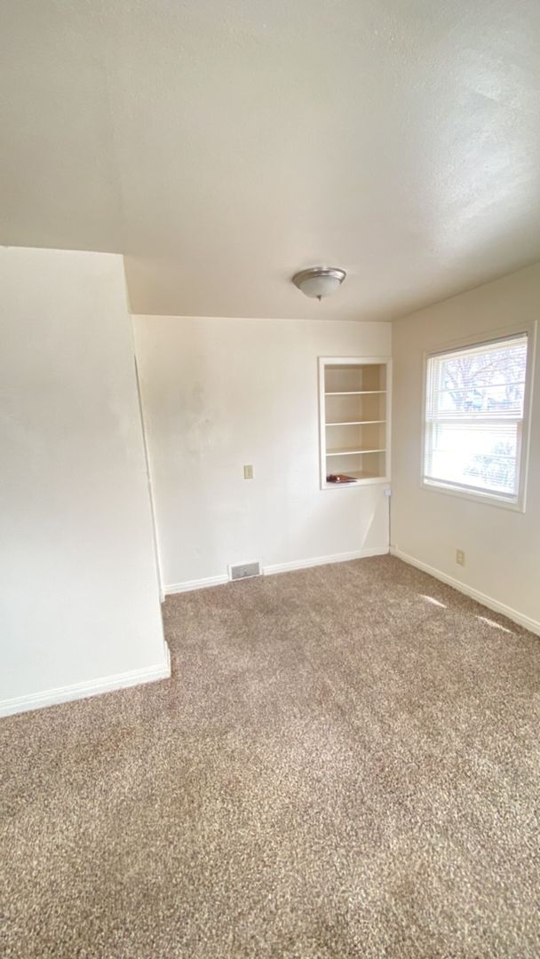 Building Photo - Duplex With Lots Of Room