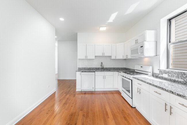 Building Photo - 914 W 19th Pl