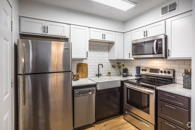 2 BR, 1 BA - 1023SF - Courtyard @ Ironworks