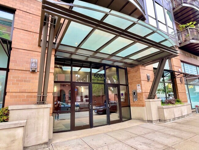 Building Photo - 600 W Drummond Pl